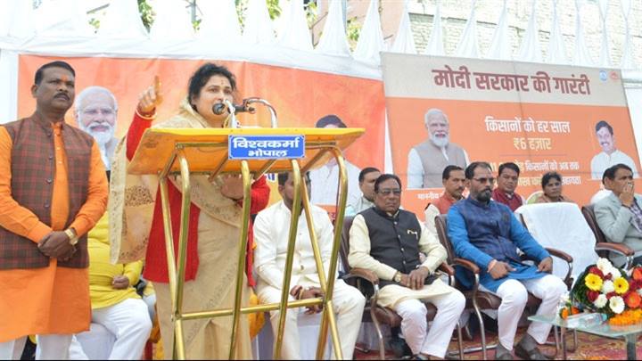 सभी पात्र हितग्राहियों को योजनाओं का लाभ दिलाना सुनिश्चित करें